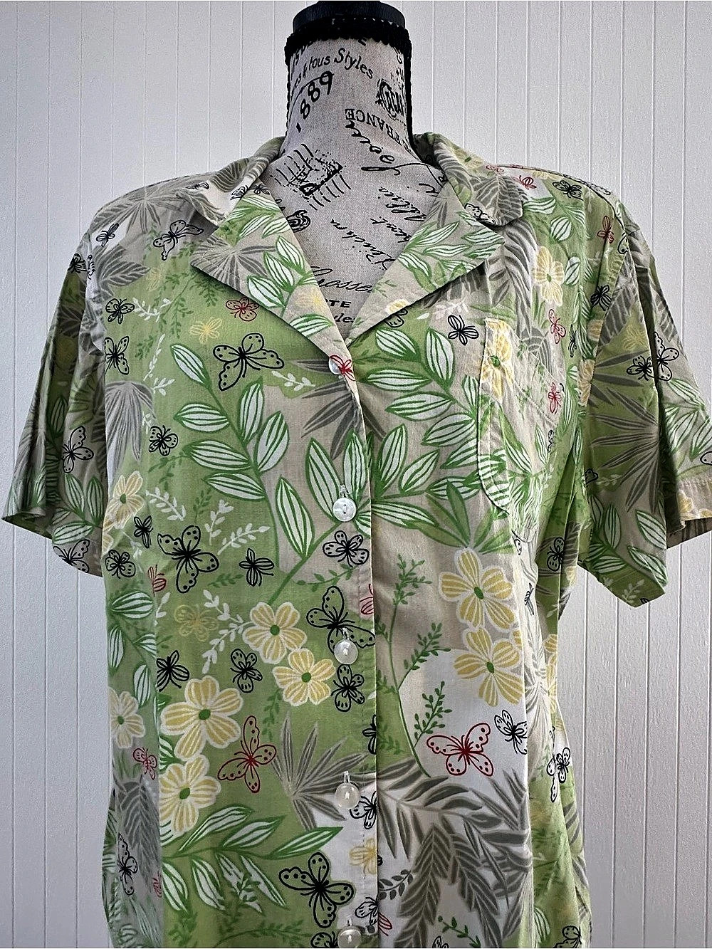 ERIKA Floral Button Down Shirt in Green Floral Like New